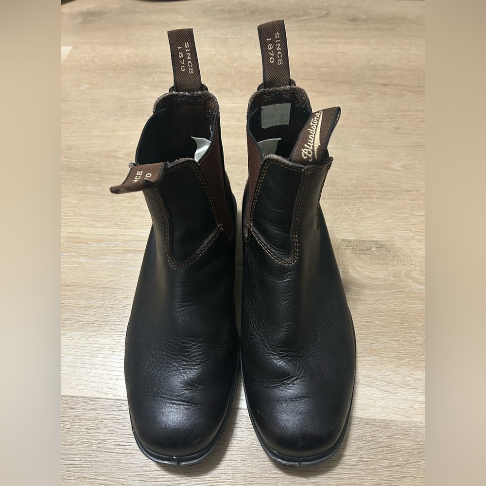 Blundstone Dark Brown Leather Ankle Boots
Unisex Men 6 1/2 women’s 8 1/2